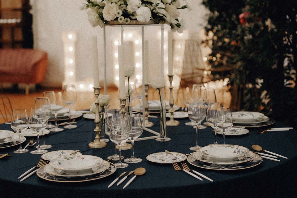 How to choose the perfect wedding tableware Beautifully festive wedding table setting with Rosenthal Heritage Turandot