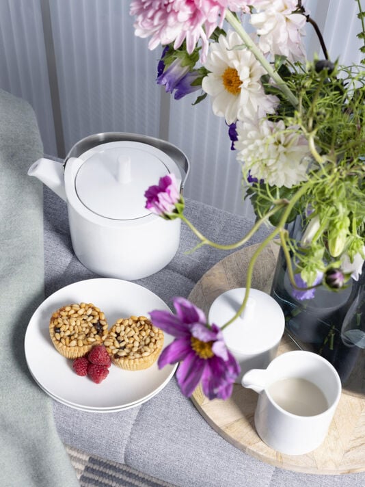 Thomas Loft White tea pot, plate with cookies