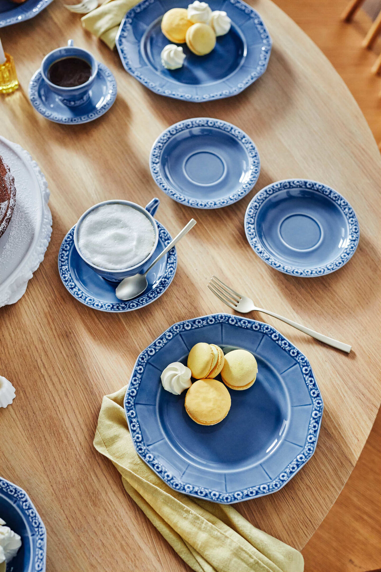 Table perspective from above, set with Rosenthal Maria Dream Blue plates