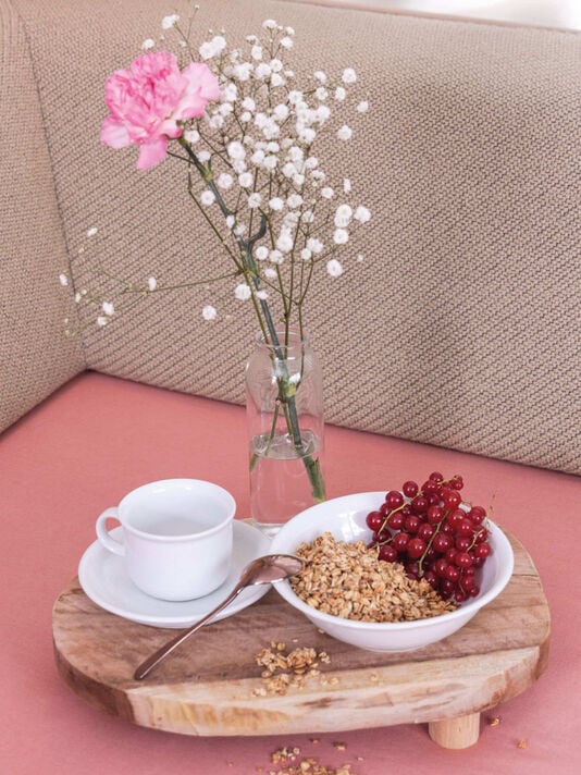 Thomas Trend White Thomas Trend White bowl with cereals, cup with saucer and small vase with flowers on wooden tray