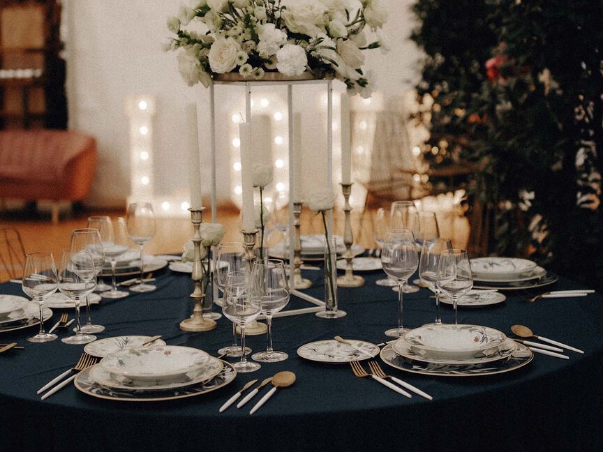 Wedding table set with Rosenthal Heritage Turandot tableware in a magical, fairy-tale atmosphere