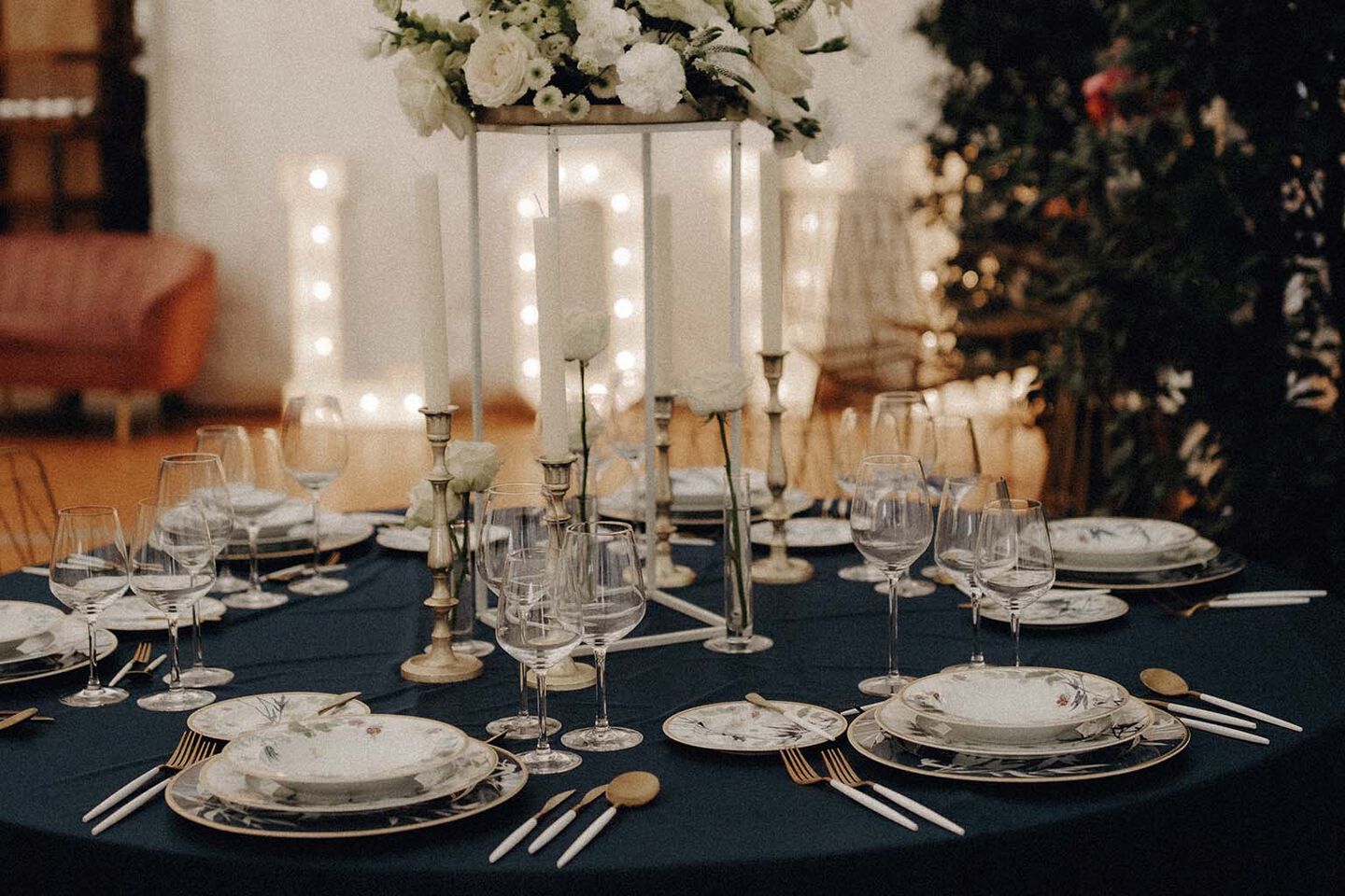 Rosenthal Heritage Turandot dinnerware in a fancy fairy-tale wedding atmosphere