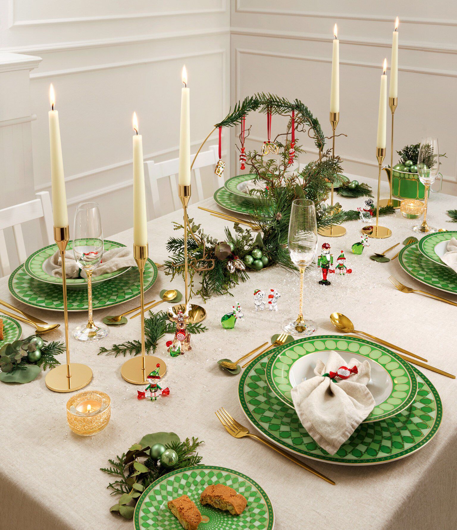 Beautiful Christmas table setting with Swarovski x Rosenthal SIGNUM Collection in green