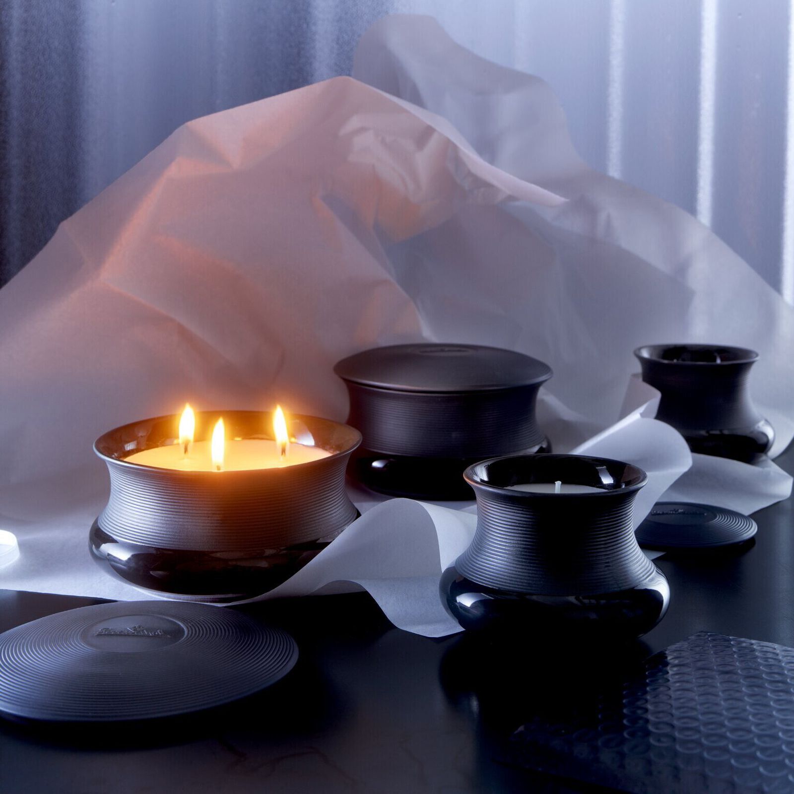 Large scented candle (13.90 cm) from the Rosenthal Viiva Schwarz collection in porcelain. image number null