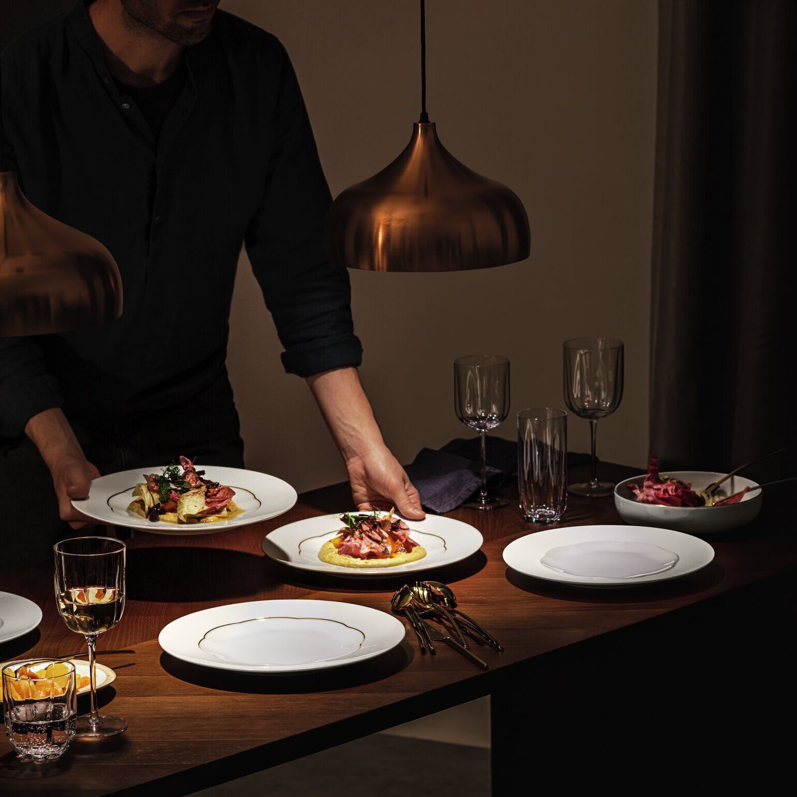 Flat plate (30 cm) from the Rosenthal Sonetto Oro collection in porcelain. image number null