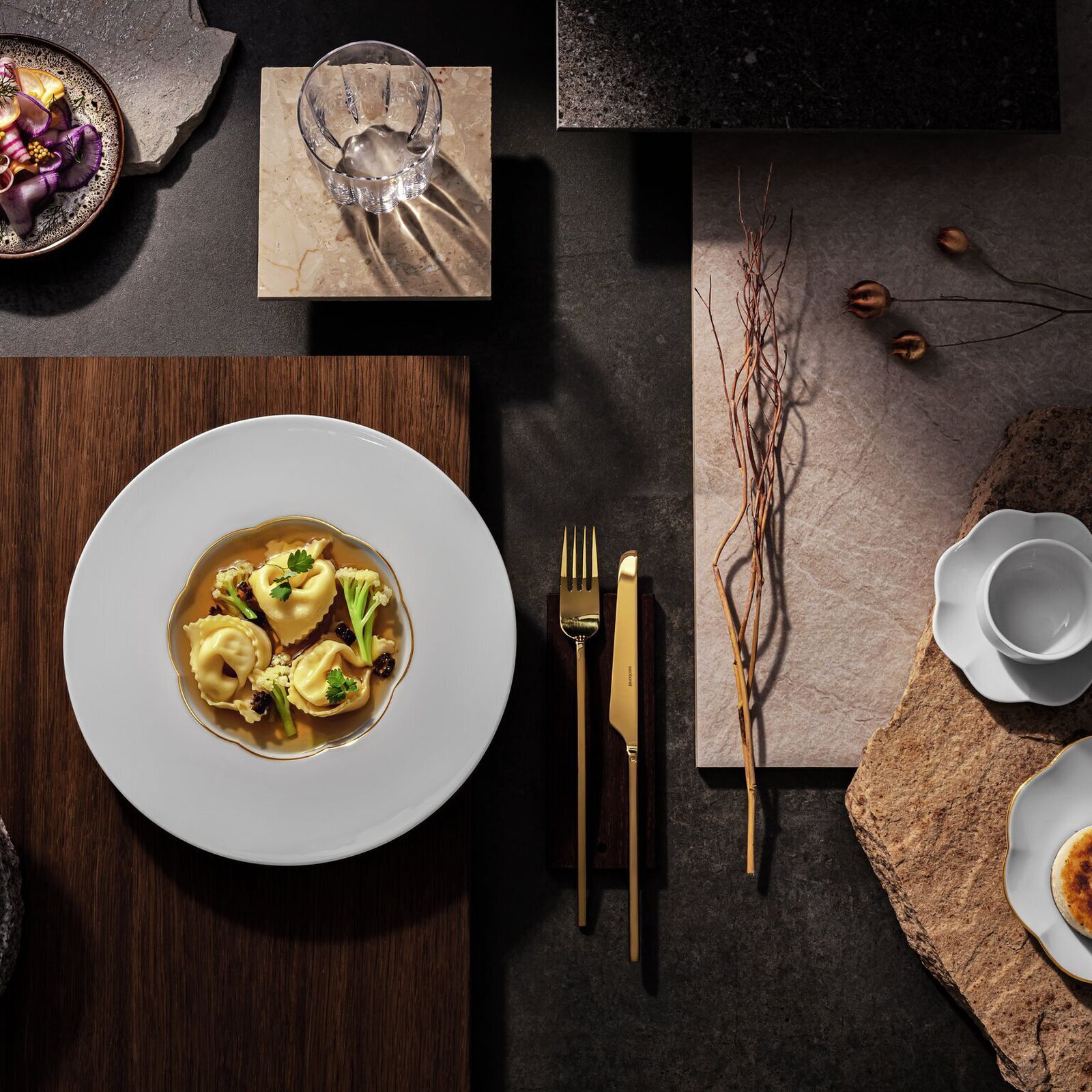 Flat plate (30 cm) from the Rosenthal Sonetto Bianco collection in porcelain. image number null