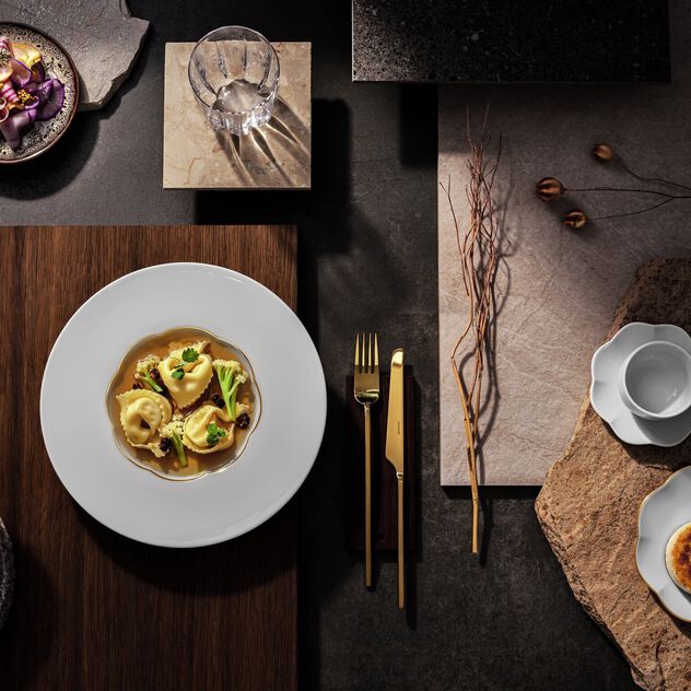 Flat plate (30 cm) from the Rosenthal Sonetto Bianco collection in porcelain. image number 3