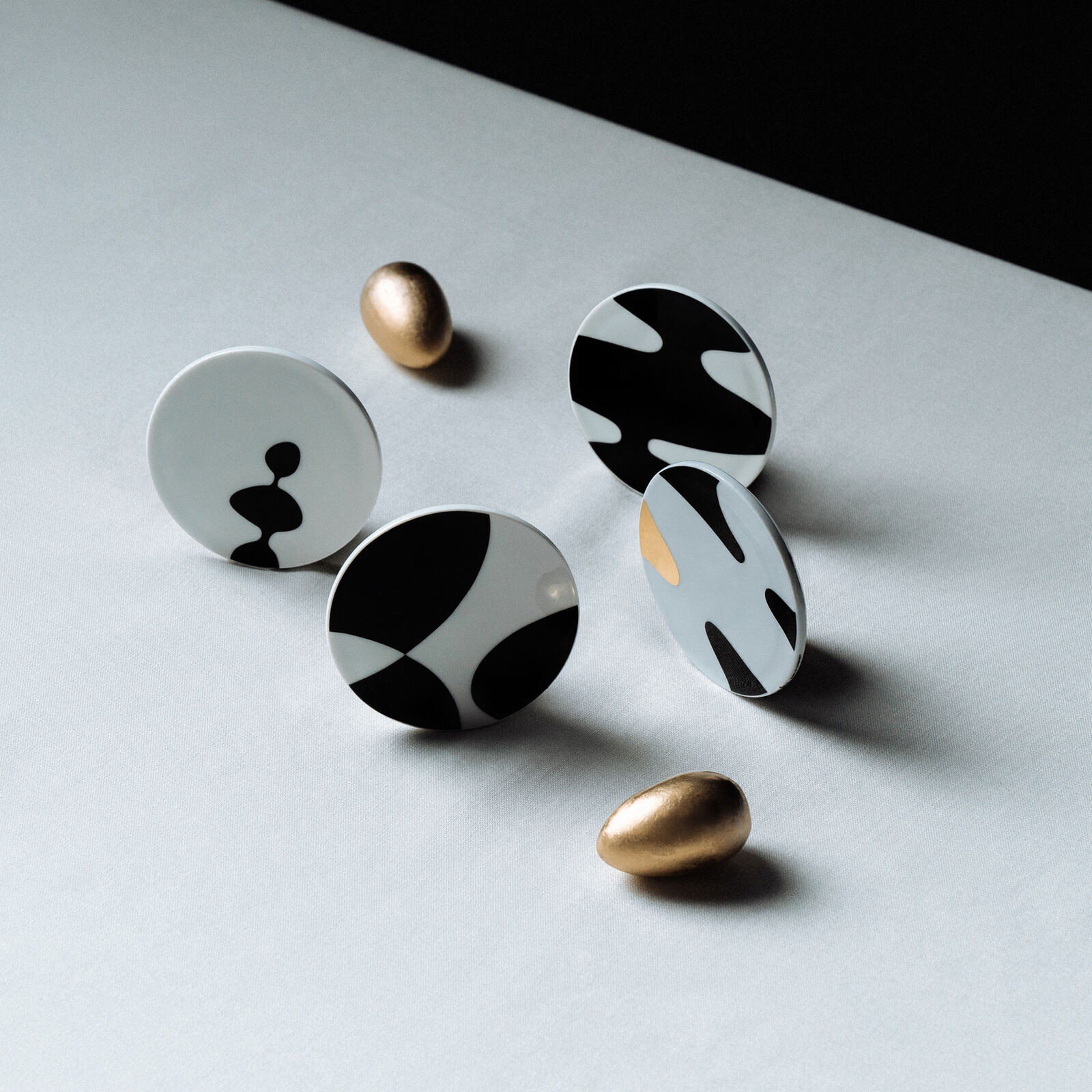 Set of four coasters (16 cm) from the Rosenthal Home Monochrome collection in porcelain. image number null