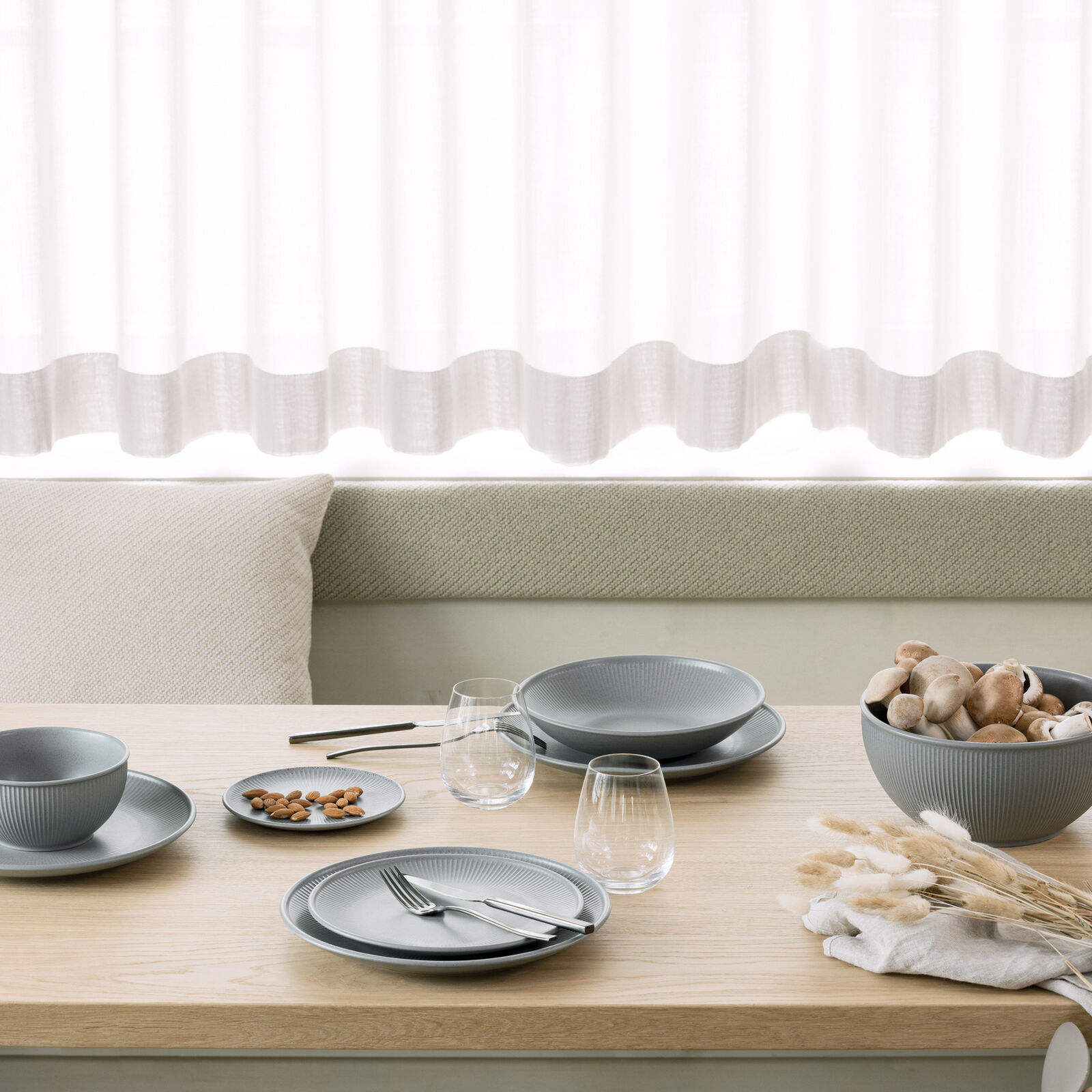 Dinner plate, 10 1/2 inch image number null