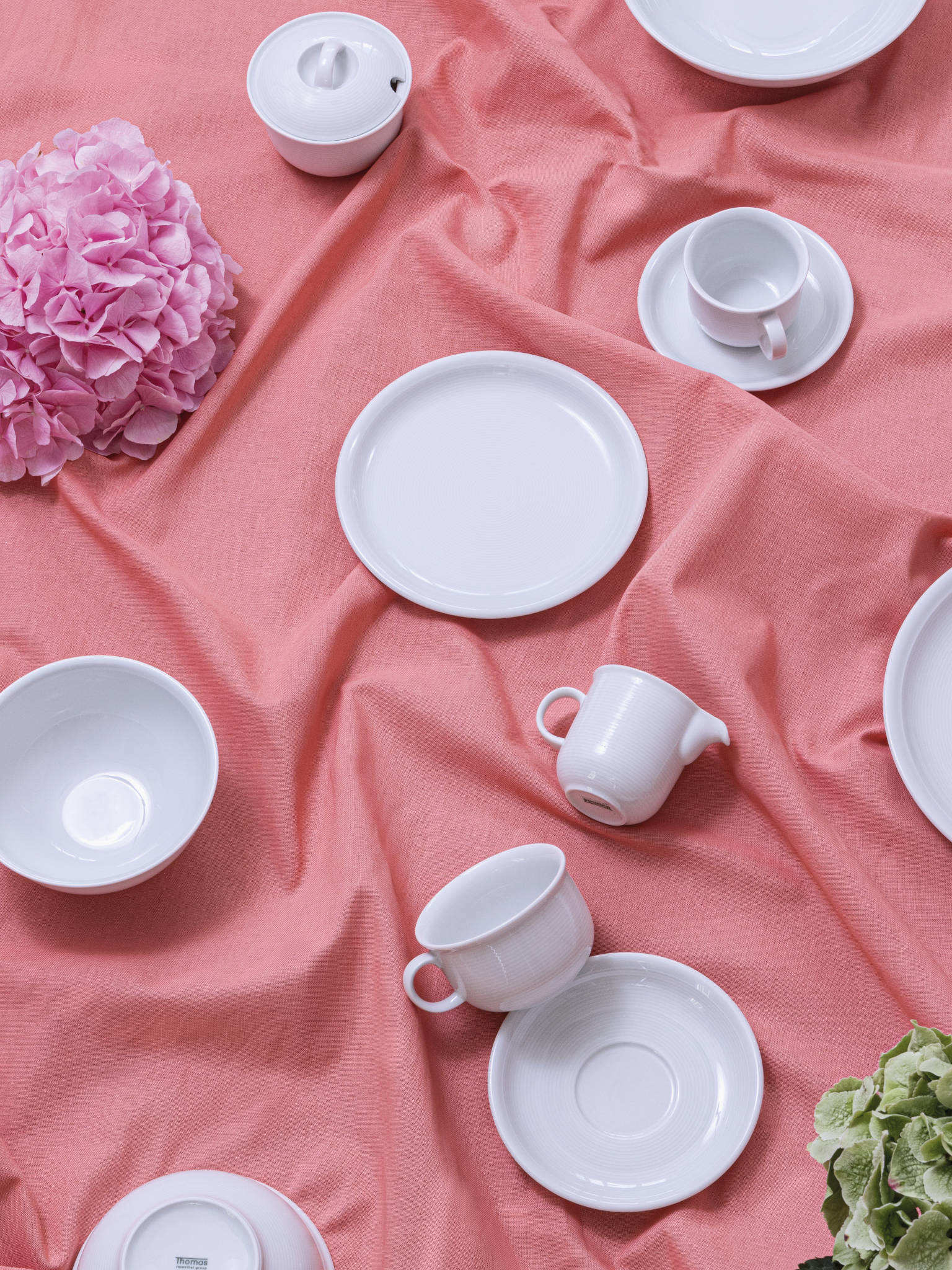Thomas Trend White plates, cups and saucers on light pink table cloth