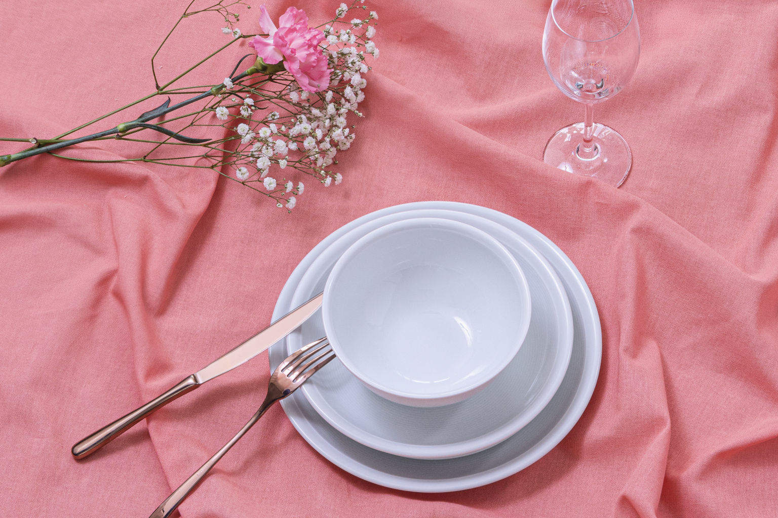 Thomas Trend White bowl and plates pn light pink table cloth