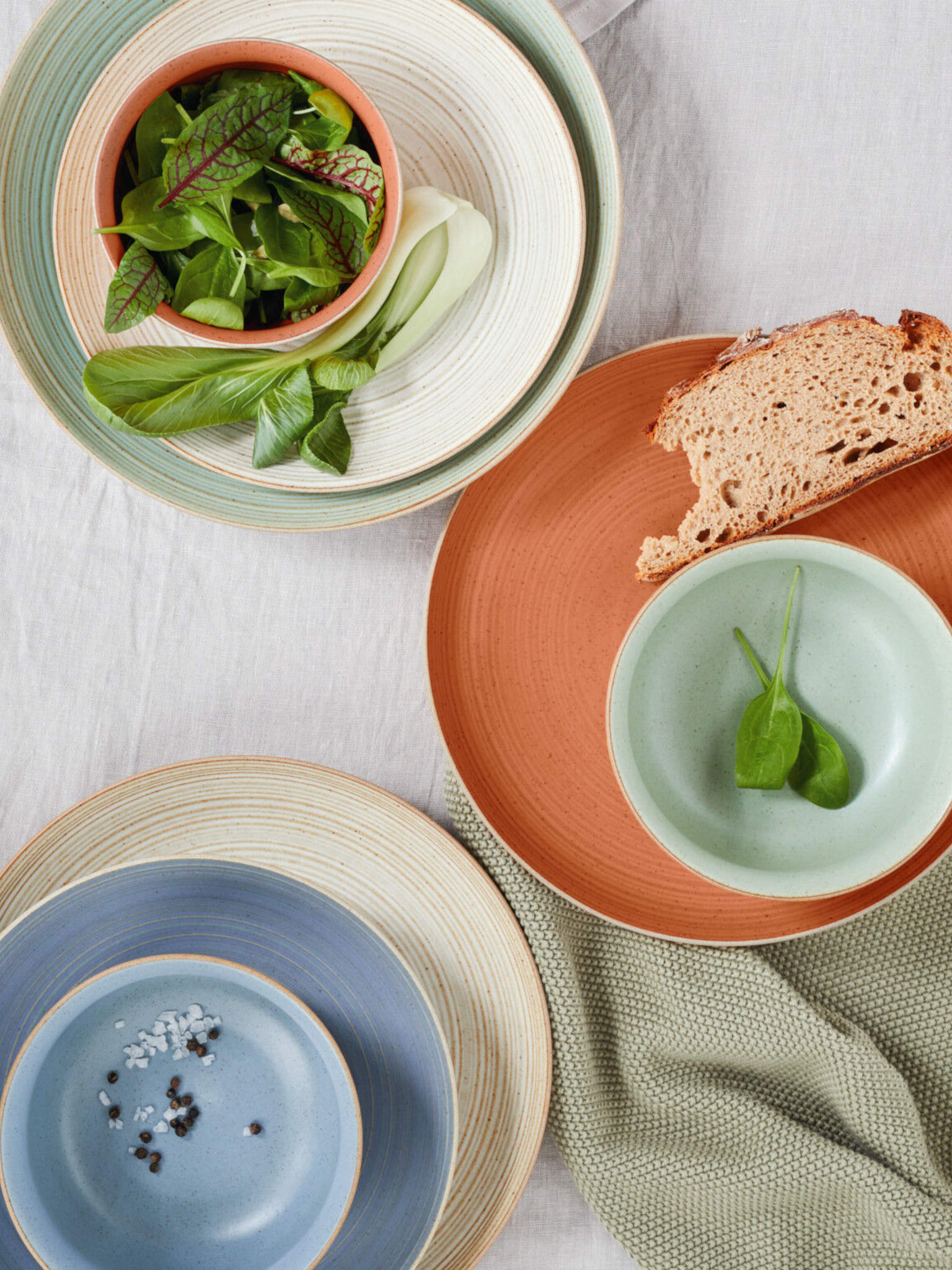 Thomas Nature plates in different sizes and colors